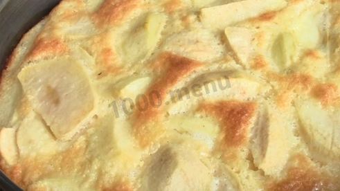 шарлотка на молоке с яблоками