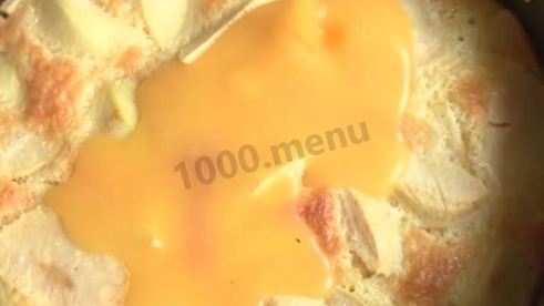 шарлотка на молоке с яблоками