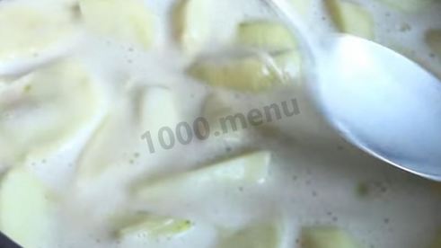 шарлотка на молоке с яблоками