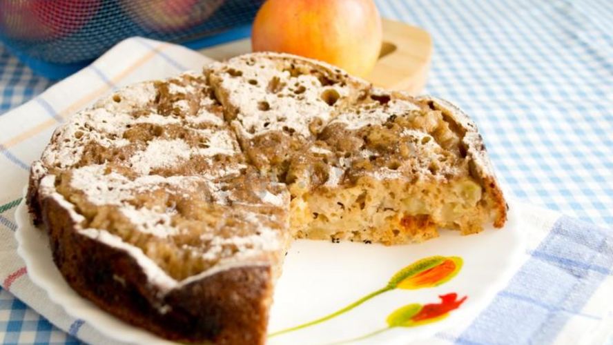 Рецепт шарлотки на сковороде с яблоками