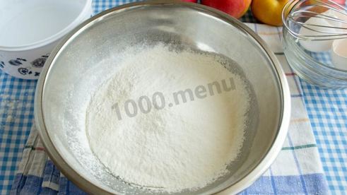 шарлотка на сковороде с яблоками