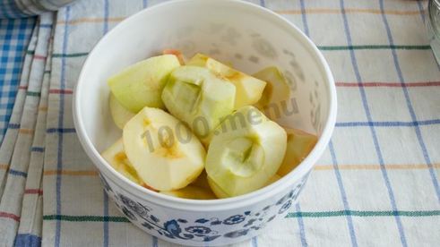 шарлотка на сковороде с яблоками