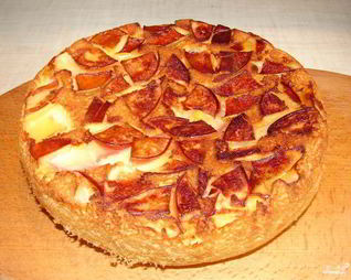 Шарлотка с ананасами в мультиварке