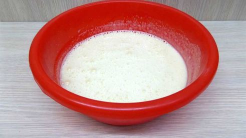 шарлотка с черешней и клубникой