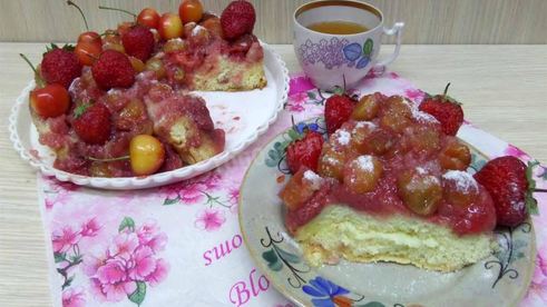 шарлотка с черешней и клубникой
