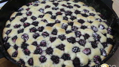 шарлотка с ежевикой