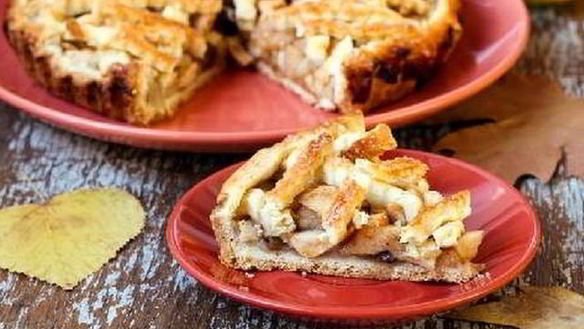 Рецепт Шарлотки с грушами и ромашковым кремом