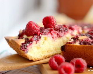 Шарлотка с малиной