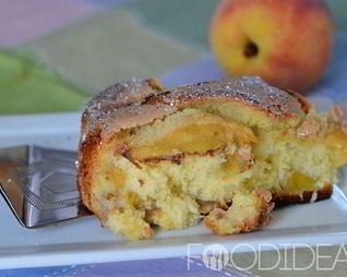 Шарлотка с персиками