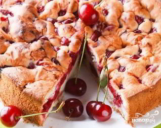 Шарлотка с вишней и яблоками