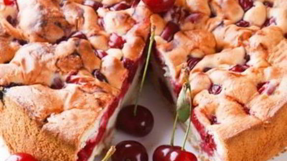 Рецепт Шарлотки с вишней и яблоками