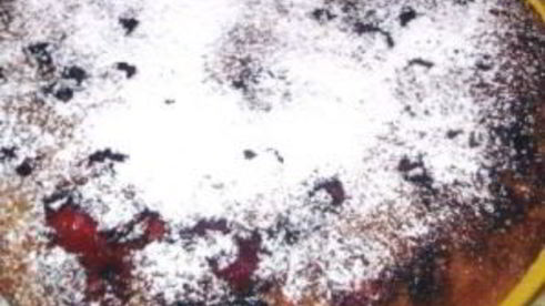 шарлотка с вишней и яблоками