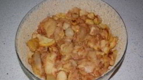 шарлотка с яблоками и карамелью