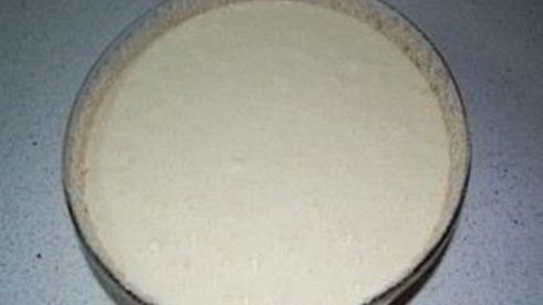 шарлотка с яблоками и карамелью