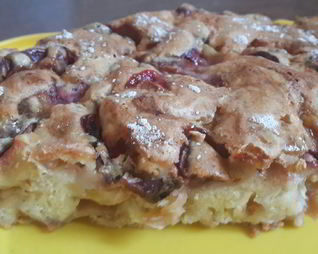 Шарлотка с яблоками и сливой