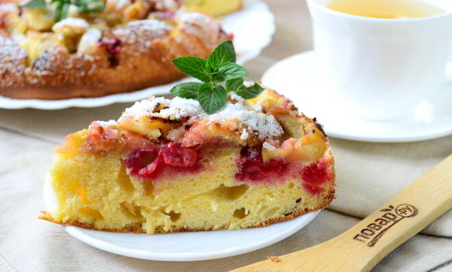 Шарлотка с яблоками и вишней