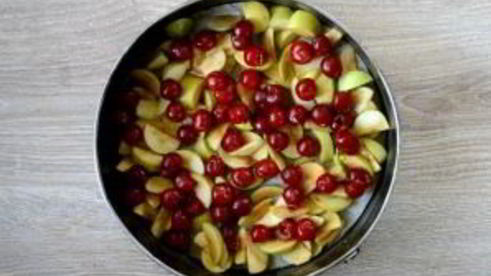 шарлотка с яблоками и вишней