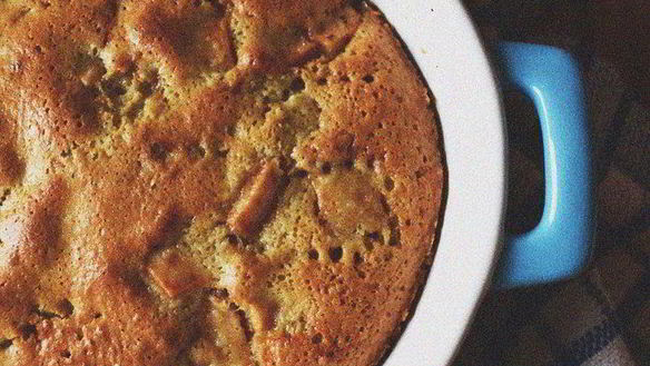 Рецепт Шарлотки с яблоками, изюмом и корицей