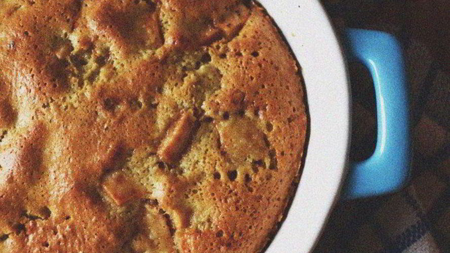 Рецепт шарлотки с яблоками, изюмом и корицей