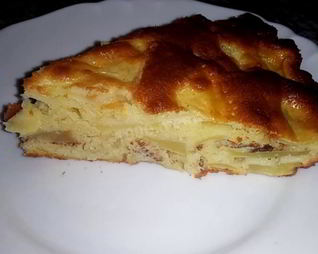 Шарлотка с яблоками на кефире