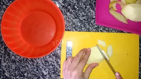 шарлотка с яблоками на кефире