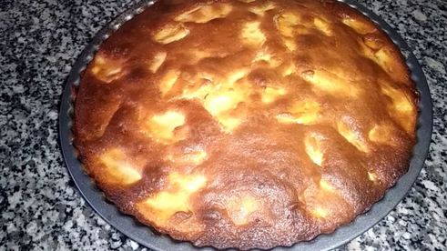 шарлотка с яблоками на кефире