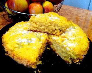 Шарлотка с яблоками в мультиварке с манкой