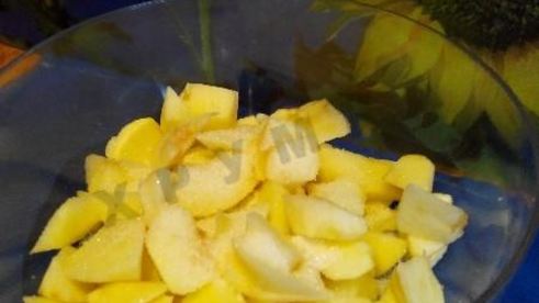 шарлотка с яблоками в мультиварке с манкой