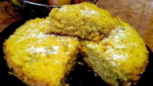 шарлотка с яблоками в мультиварке с манкой