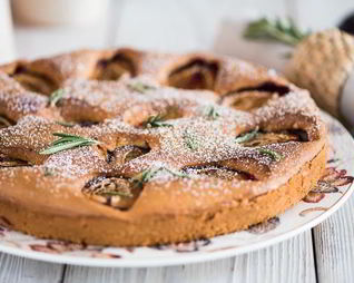 Шарлотка со сливами