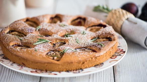 Рецепт Шарлотки со сливами