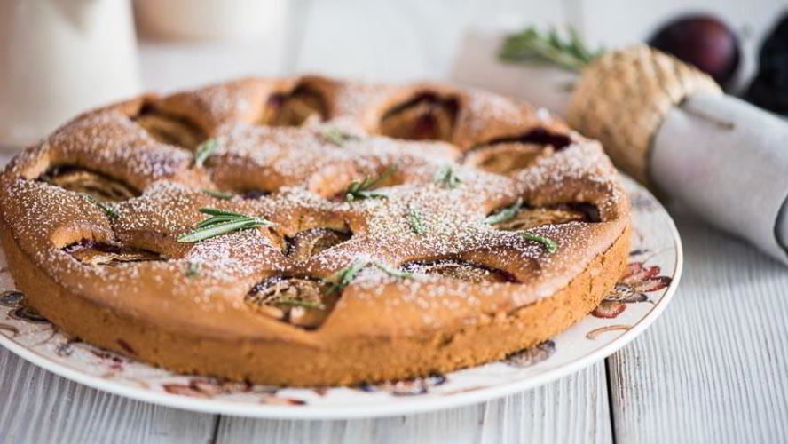 Рецепт шарлотки со сливами