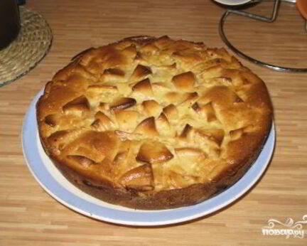 Шарлотка со сметаной и яблоками