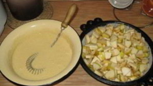 шарлотка со сметаной и яблоками