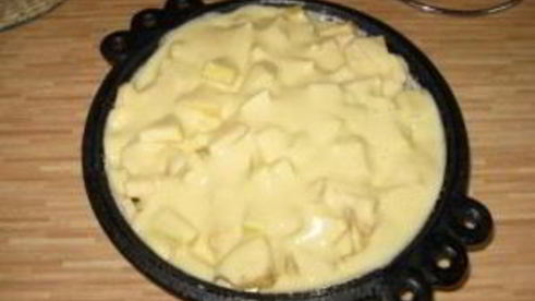 шарлотка со сметаной и яблоками
