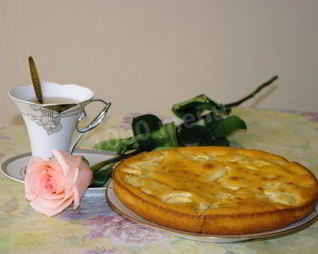 Шарлотка со сметаной с яблоками