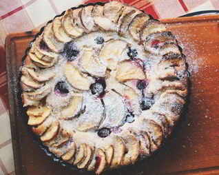 Сливочная шарлотка с кислинкой