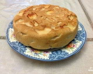 Яблочная шарлотка в мультиварке