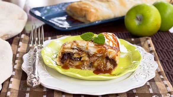 Рецепт Карамельного яблочного штруделя