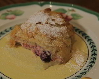 Легкий штрудель с вишней и миндалем