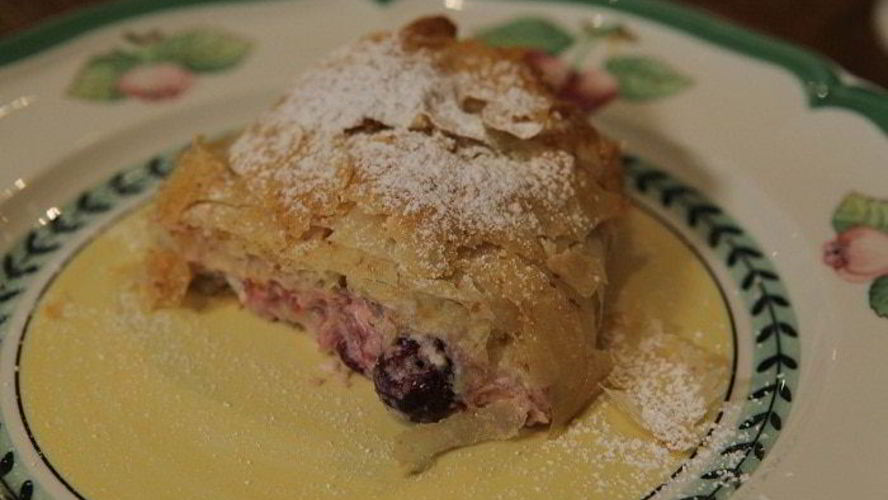 Рецепт легкого штруделя с вишней и миндалем