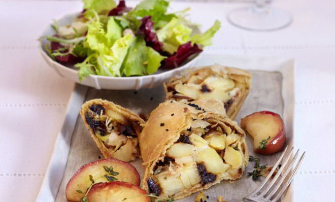 Мясной штрудель с яблоками