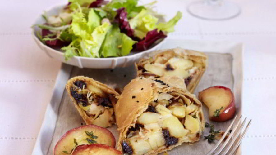 Рецепт мясного штруделя с яблоками