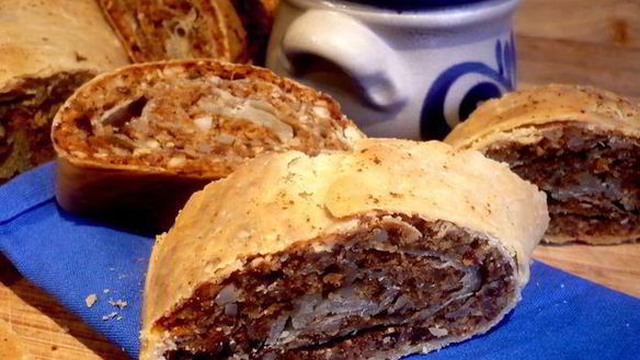 Рецепт Орехового штруделя с миндальным соусом