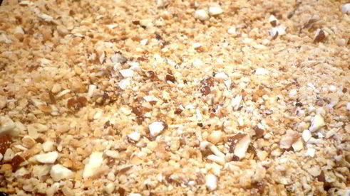 ореховый штрудель с миндальным соусом