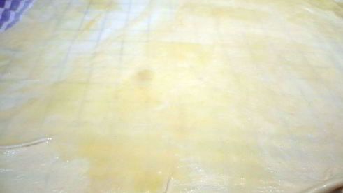 ореховый штрудель с миндальным соусом