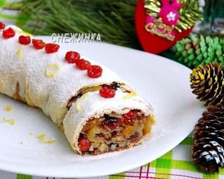 Рождественский яблочный штрудель с орехами и сухофруктами