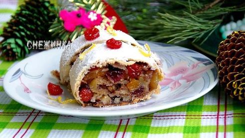 рождественский яблочный штрудель с орехами и сухофруктами