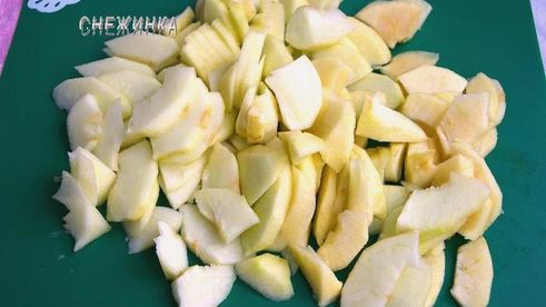 рождественский яблочный штрудель с орехами и сухофруктами