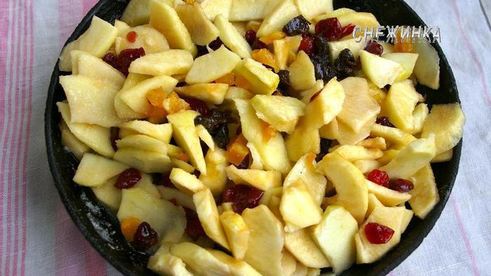 рождественский яблочный штрудель с орехами и сухофруктами